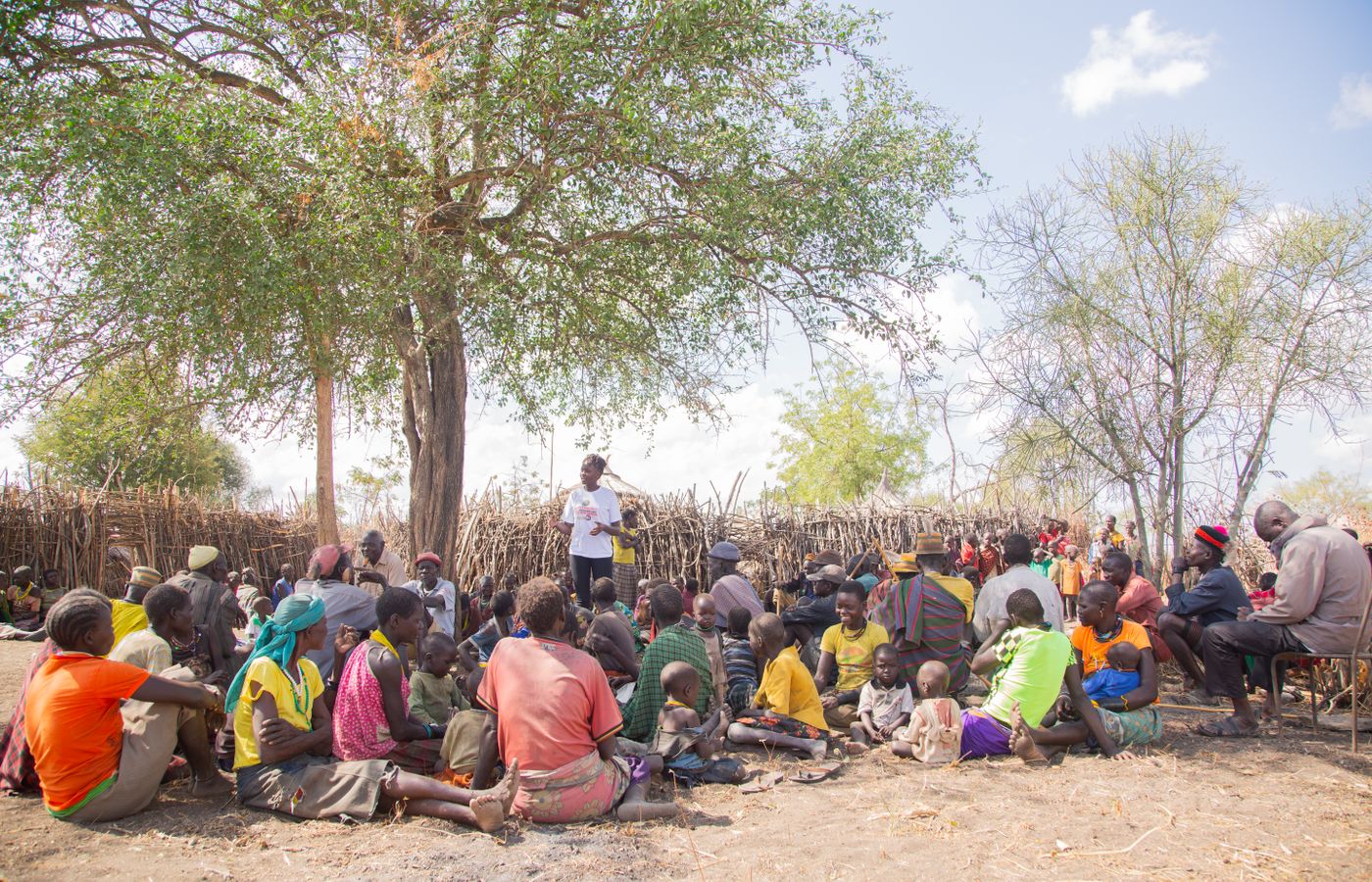 Assemblée communautaire réunie sous un arbre
