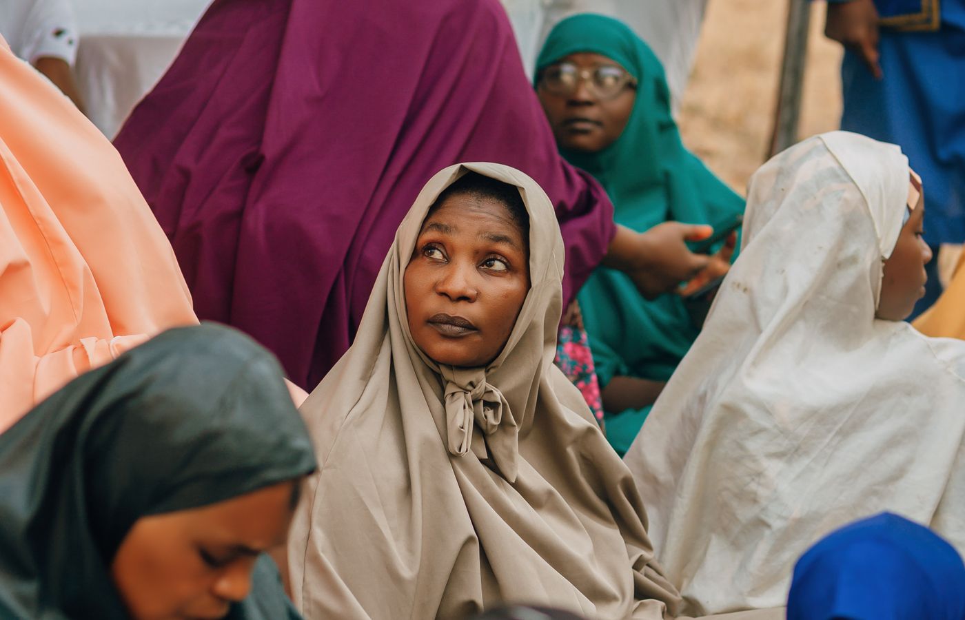 Femmes participant à une assemblée communautaire