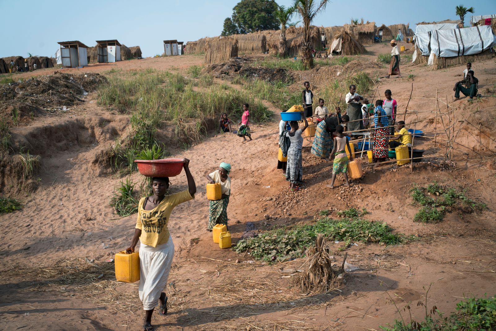 Villageois puisant de l'eau près de Kalemie, RDC